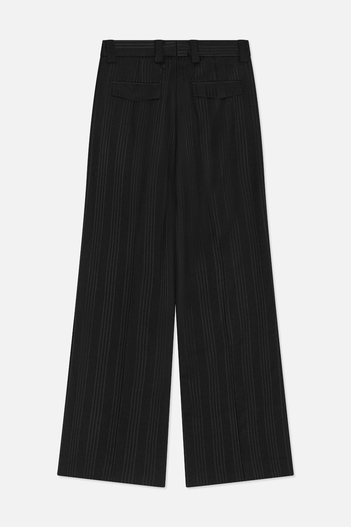 Schwarze weit geschnittene Hose mit dezenten Ton-in-Ton-Nadelstreifen, Rückansicht mit Gürtelschlaufen und zwei Klappentaschen.