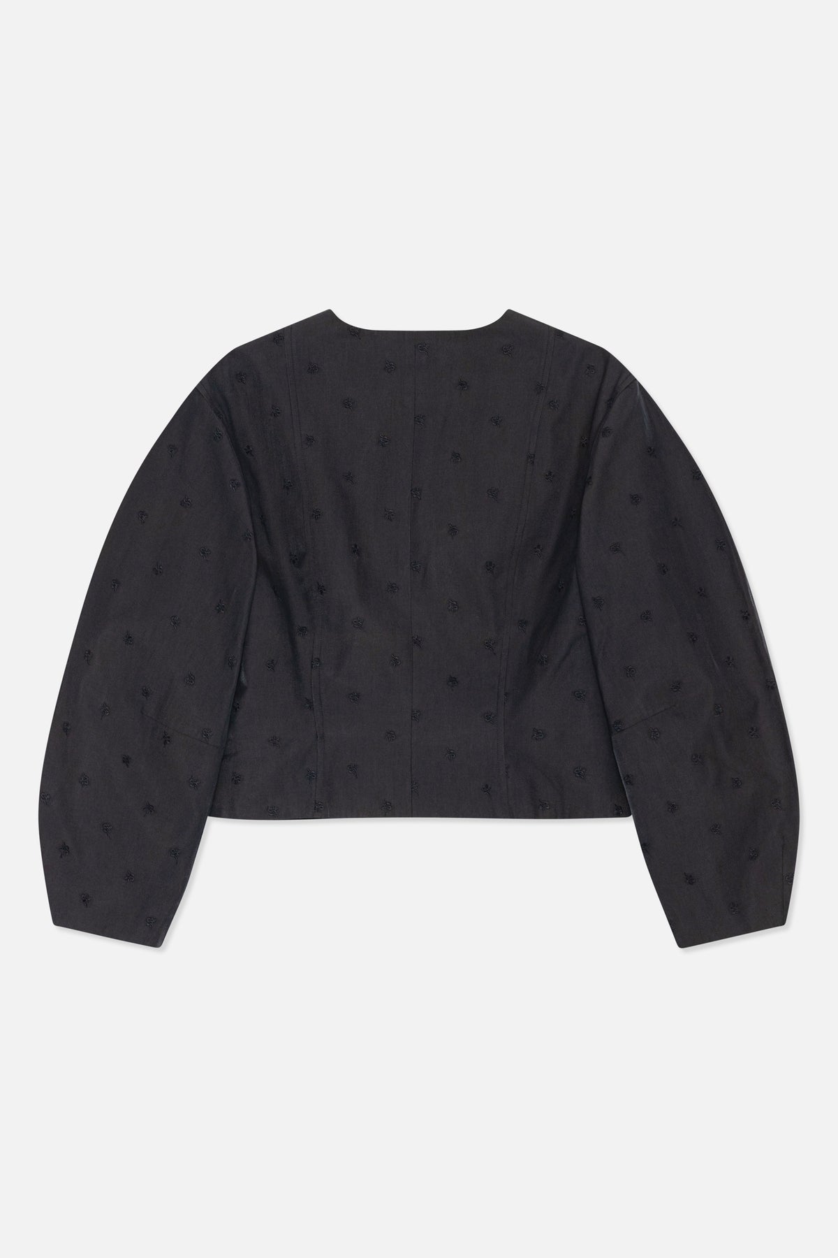 Rückansicht eines dunkelgrauen Langarm-Tops mit weitem Ausschnitt, geformten Teilungsnähten und verstreuten, tonalen Blumenmotiven.