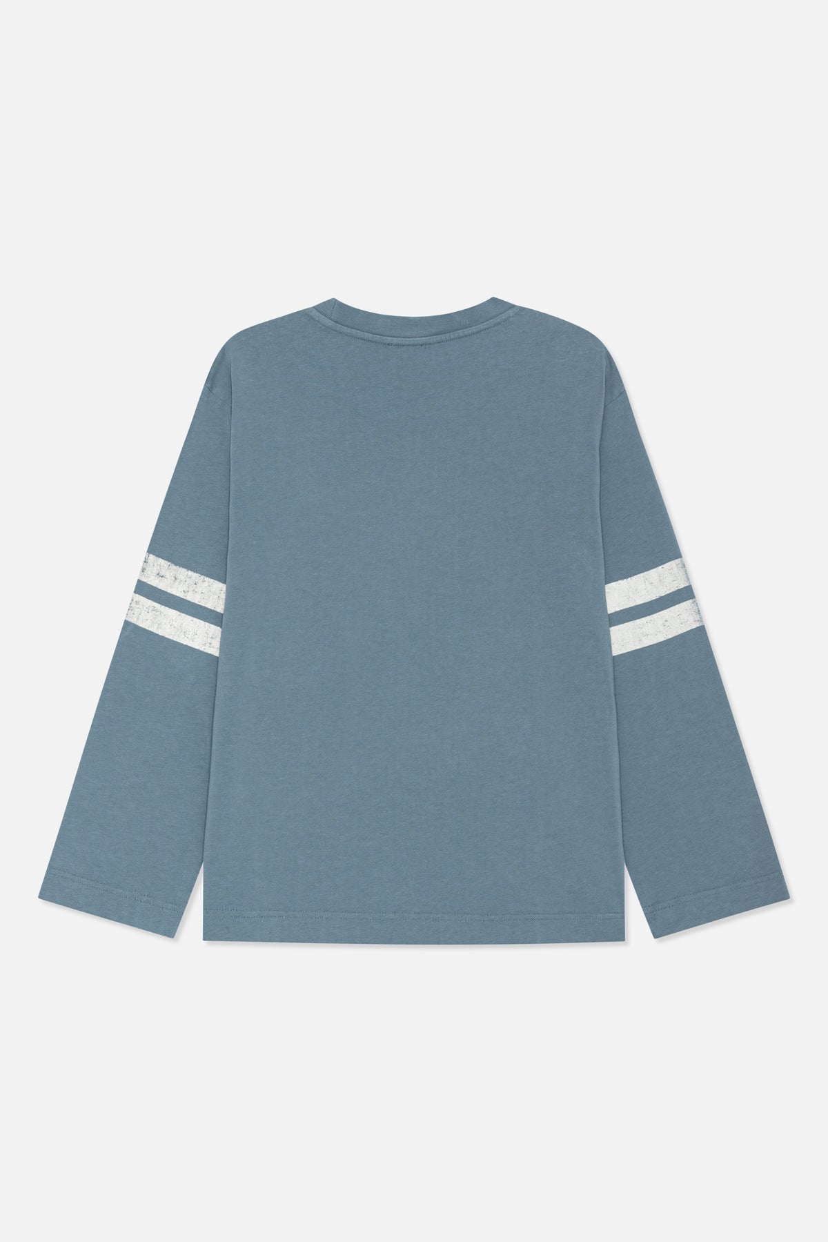 Rückenansicht eines schieferblauen Langarmtops mit Rundhalsausschnitt und jeweils zwei weißen Streifen im Used-Look an den Ärmeln.