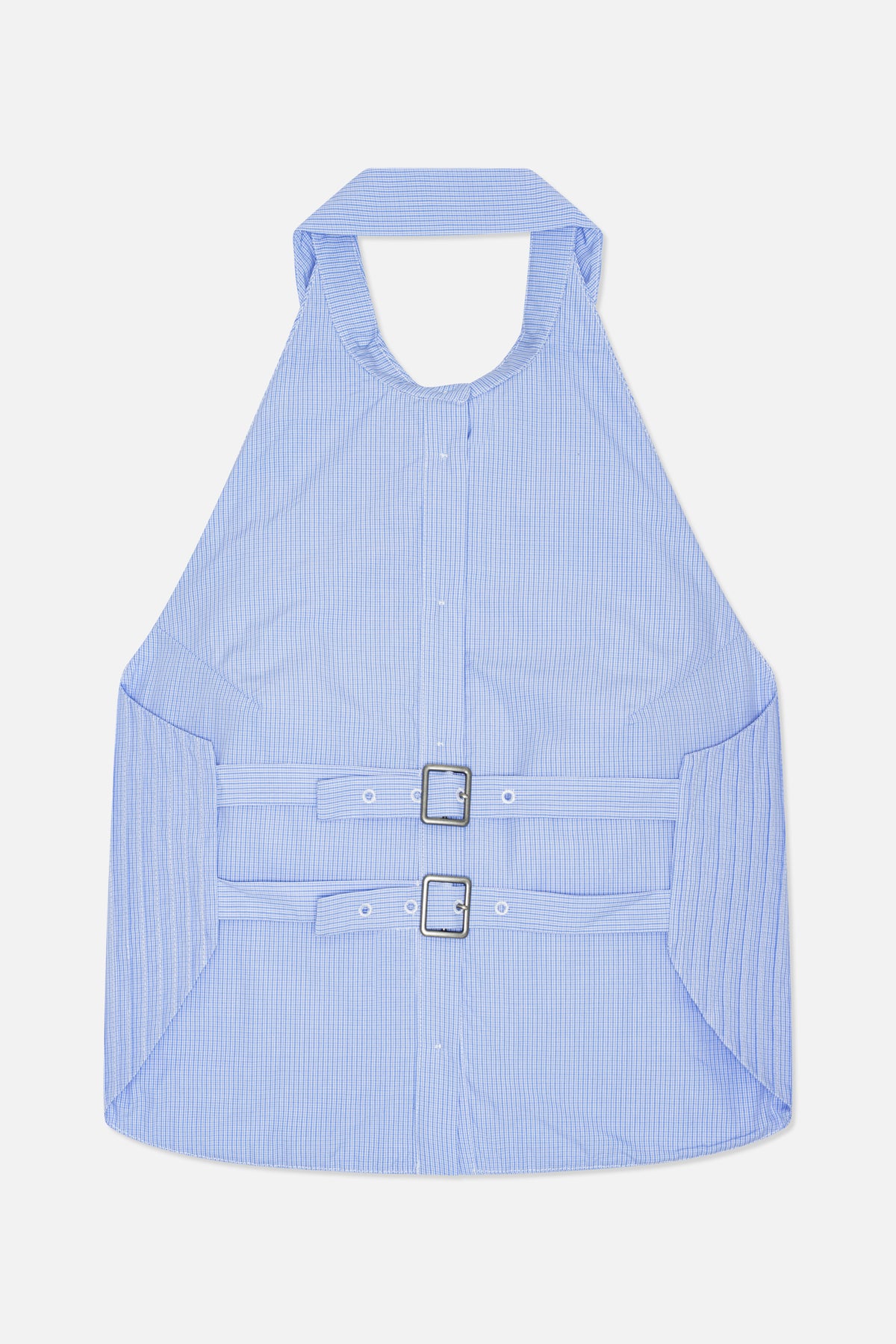 Ärmelloses Kleid aus blau-weißem Vichy-Karo mit Neckholder-Ausschnitt, Knopfleiste vorne und zwei Taillenriemen mit Schnallen, von vorne gezeigt.