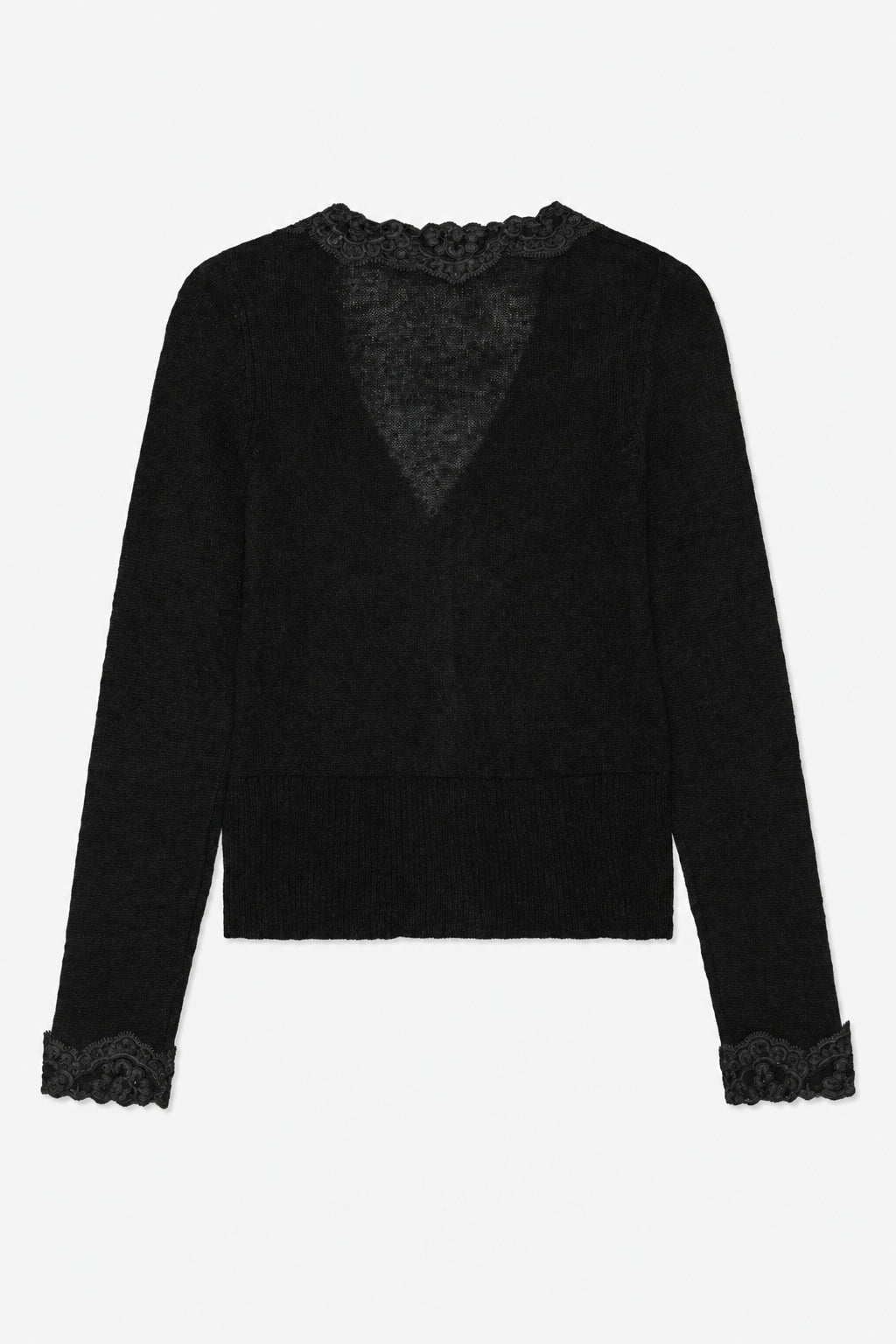 Rückansicht eines schwarzen Stricktops mit langen Ärmeln, transparentem Spitzeneinsatz und Spitzenbesatz am Ausschnitt und an den Bündchen.