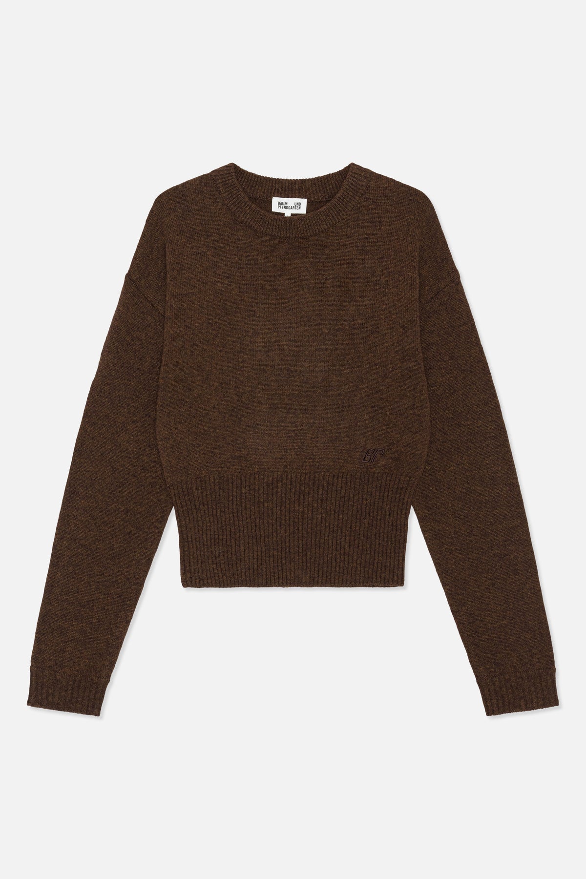 Vorderansicht eines dunkelbraunen Melange-Strickpullovers mit Rundhalsausschnitt, langen Ärmeln, geripptem Saum und Bündchen sowie kleinem Brustemblem.