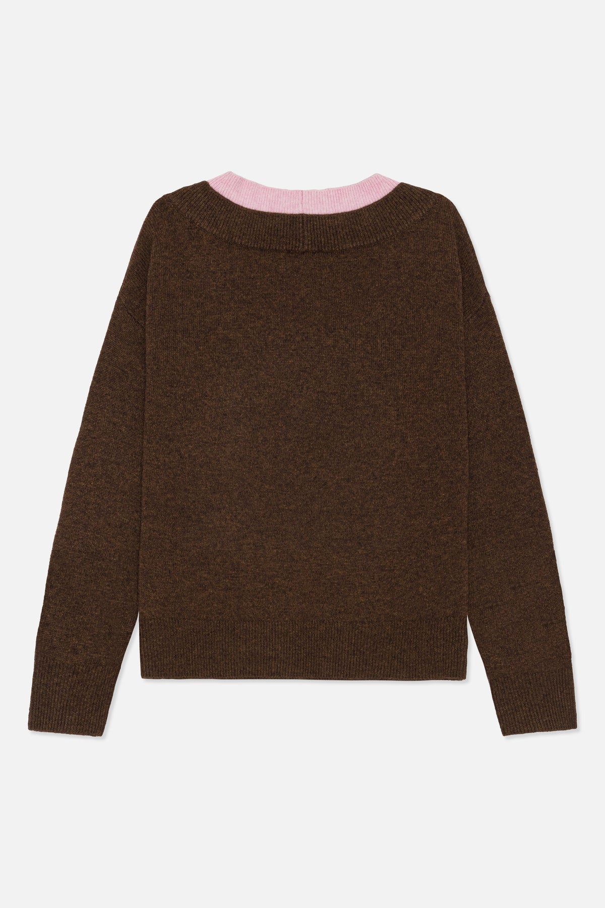 Vorderansicht eines dunkelbraunen Strickpullovers mit kontrastierendem, blassrosa geripptem Rundhalsausschnitt sowie gerippten Bündchen und Saum.