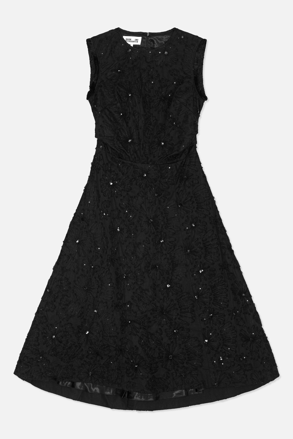 Vorderansicht eines schwarzen ärmellosen Kleids mit rundem Ausschnitt, betonter Taille und ausgestelltem Rockteil, bedeckt mit Blumenstickerei und Pailletten.