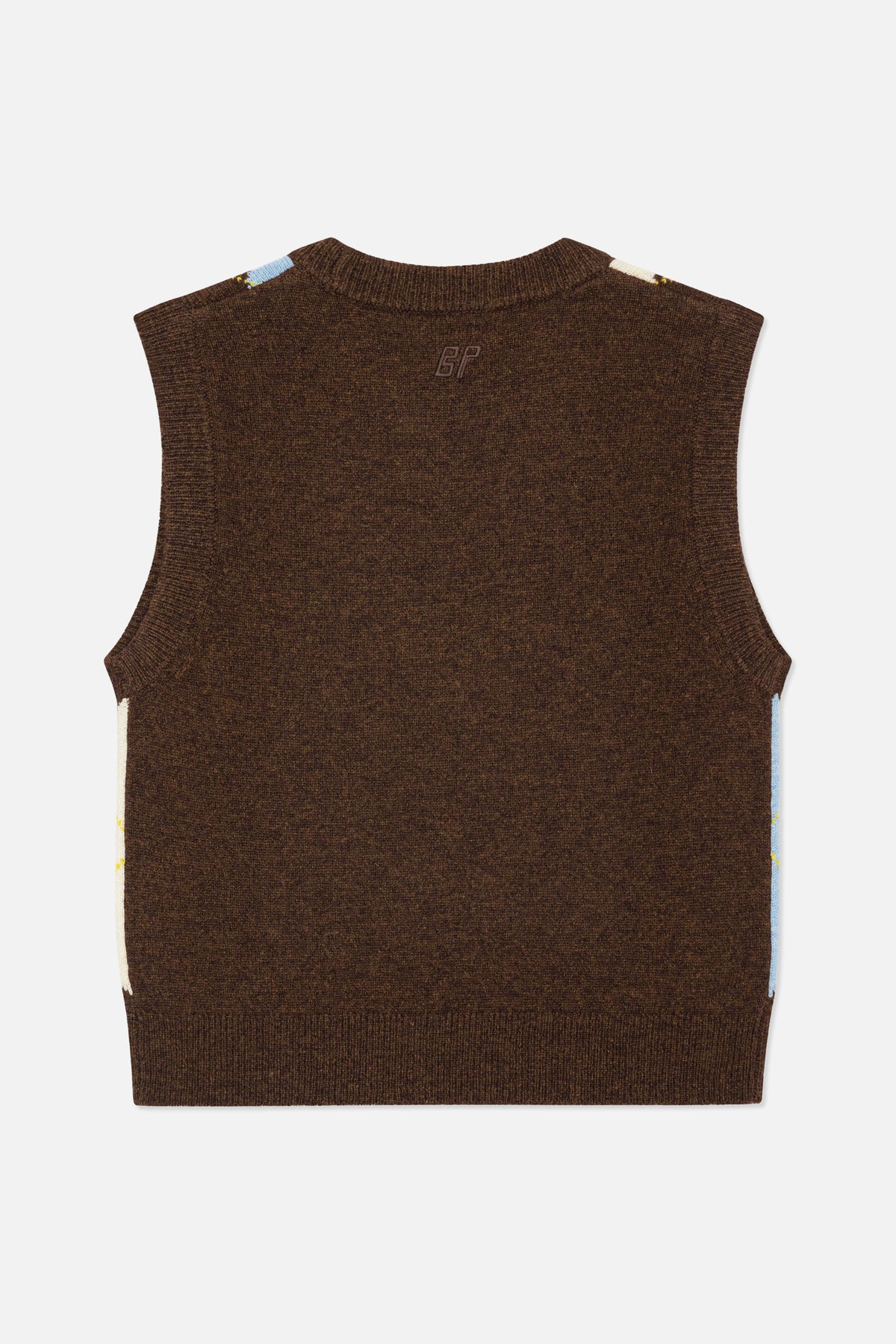 Rückansicht einer dunkelbraunen, gestrickten ärmellosen Weste mit Rippkanten und hellblauen sowie cremefarbenen Akzentstreifen.