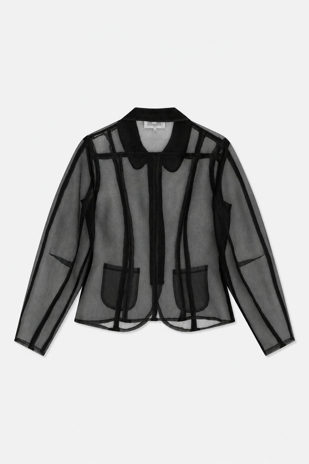 Vorderansicht einer transparenten schwarzen langärmligen Jacke mit strukturierten Teilungsnähten, Reverskragen und zwei aufgesetzten Taschen.