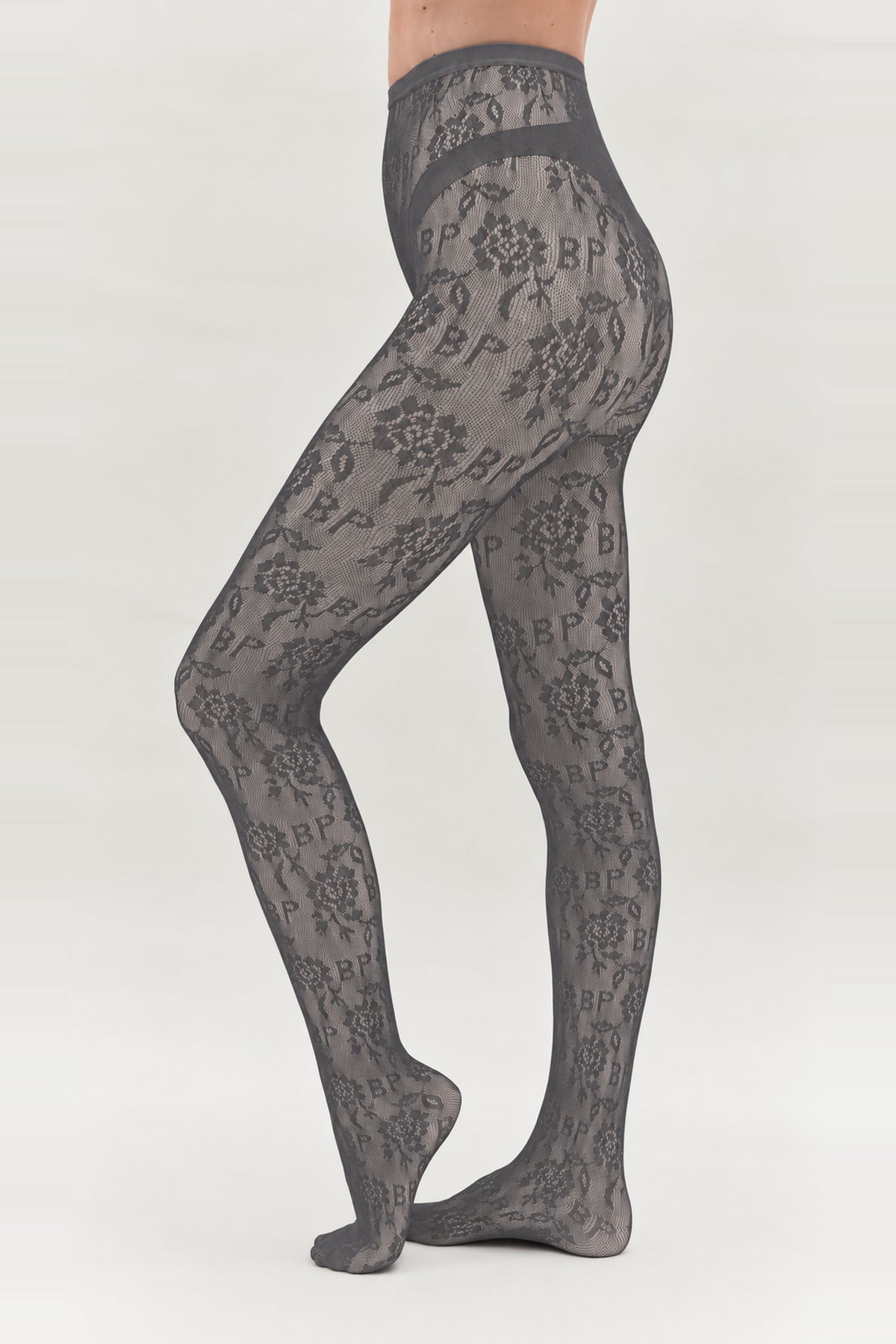 Transparente, kohlegraue Strumpfhose mit durchgehendem Blumen- und BP-Monogramm-Muster, an einem Model von Taille bis Fuß gezeigt.