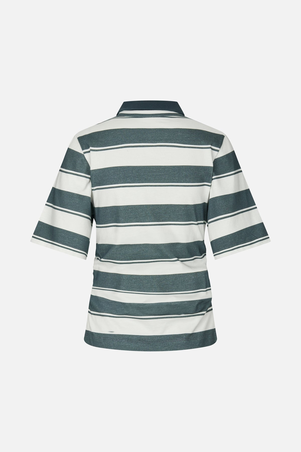 Rückenansicht eines kurzärmligen Poloshirts mit breiten, horizontalen Streifen in dunkelgrün und weiß und einem dunklen, gerippten Kragen.