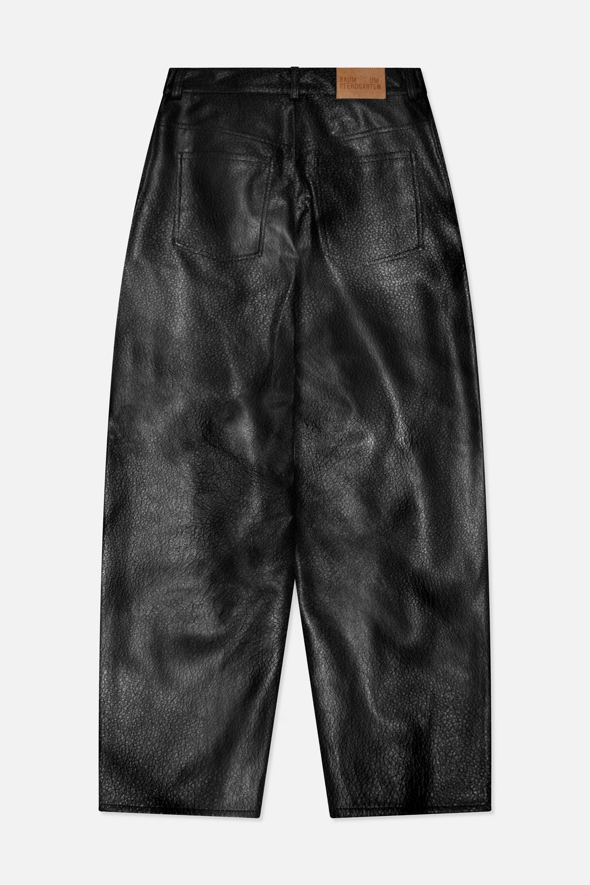 Rückansicht einer schwarzen, strukturierten Hose mit zwei aufgesetzten Taschen und einem sandfarbenen Etikett am Bund mit Baum und Pferdgarten