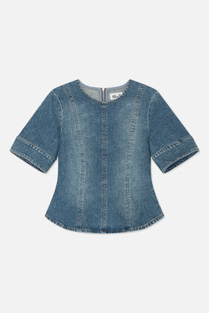 Rückansicht eines blauen Denim-Tops mit kurzen, weiten Ärmeln, rundem Ausschnitt, vertikalen Teilungsnähten und kurzem Reißverschluss in der Rückenmitte.