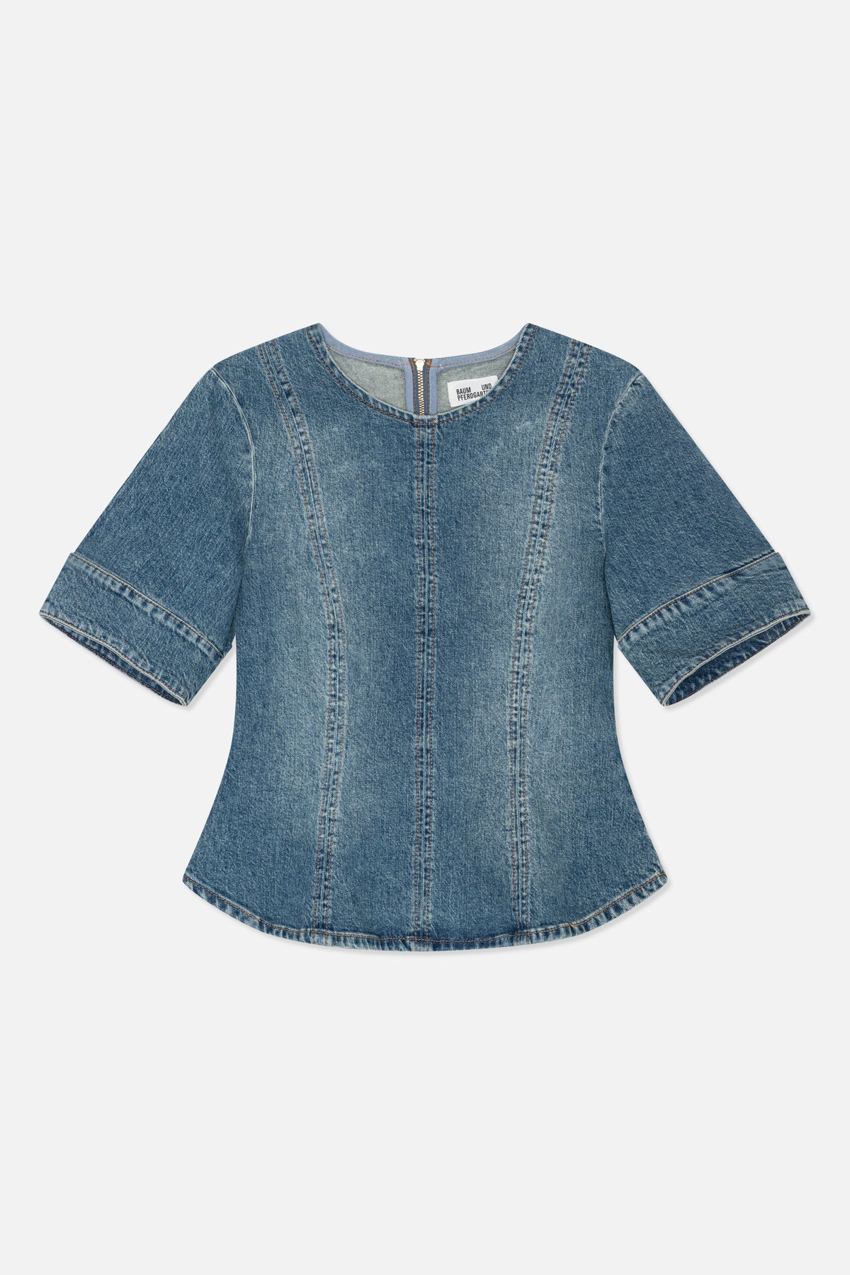 Rückansicht eines blauen Denim-Tops mit kurzen, weiten Ärmeln, rundem Ausschnitt, vertikalen Teilungsnähten und kurzem Reißverschluss in der Rückenmitte.