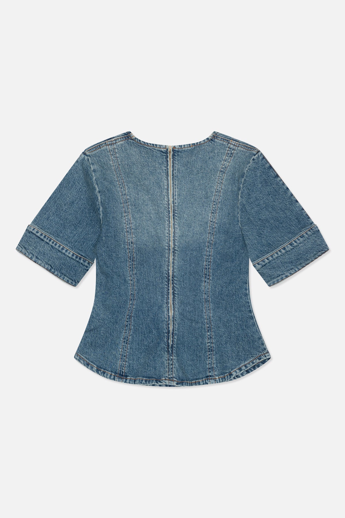 Rückansicht eines blauen denim-Kurzarmkleids mit mittigem Reißverschluss hinten und geformten vertikalen Nähten.