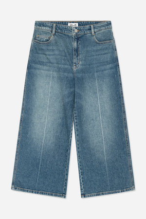 Vorderansicht einer blau gewaschenen denim-Jeans mit orangefarbener Naht, Gürtelschlaufen, Knopfleiste und geschwungenen Eingrifftaschen vorne.