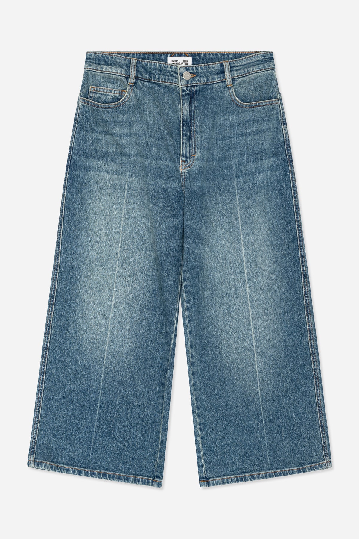 Vorderansicht einer blau gewaschenen denim-Jeans mit orangefarbener Naht, Gürtelschlaufen, Knopfleiste und geschwungenen Eingrifftaschen vorne.