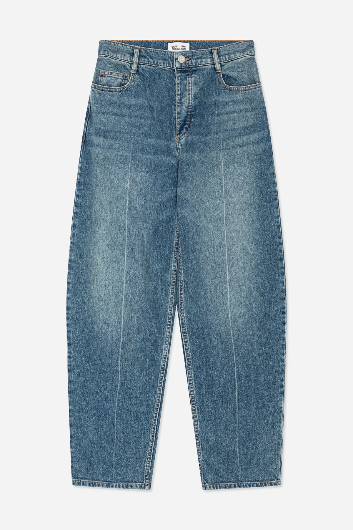 Vorderansicht einer verwaschenen blauen Jeans mit geradem Bein, Kontrastnähten, Knopfverschluss und geschwungenen Taschen