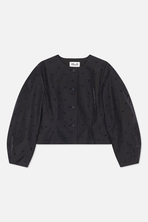 Vorderansicht einer schwarzen, kurz geschnittenen Jacke mit rundem Ausschnitt, langen voluminösen Ärmeln, Knopfleiste vorn und verstreuten tonalen Stickmotiven.