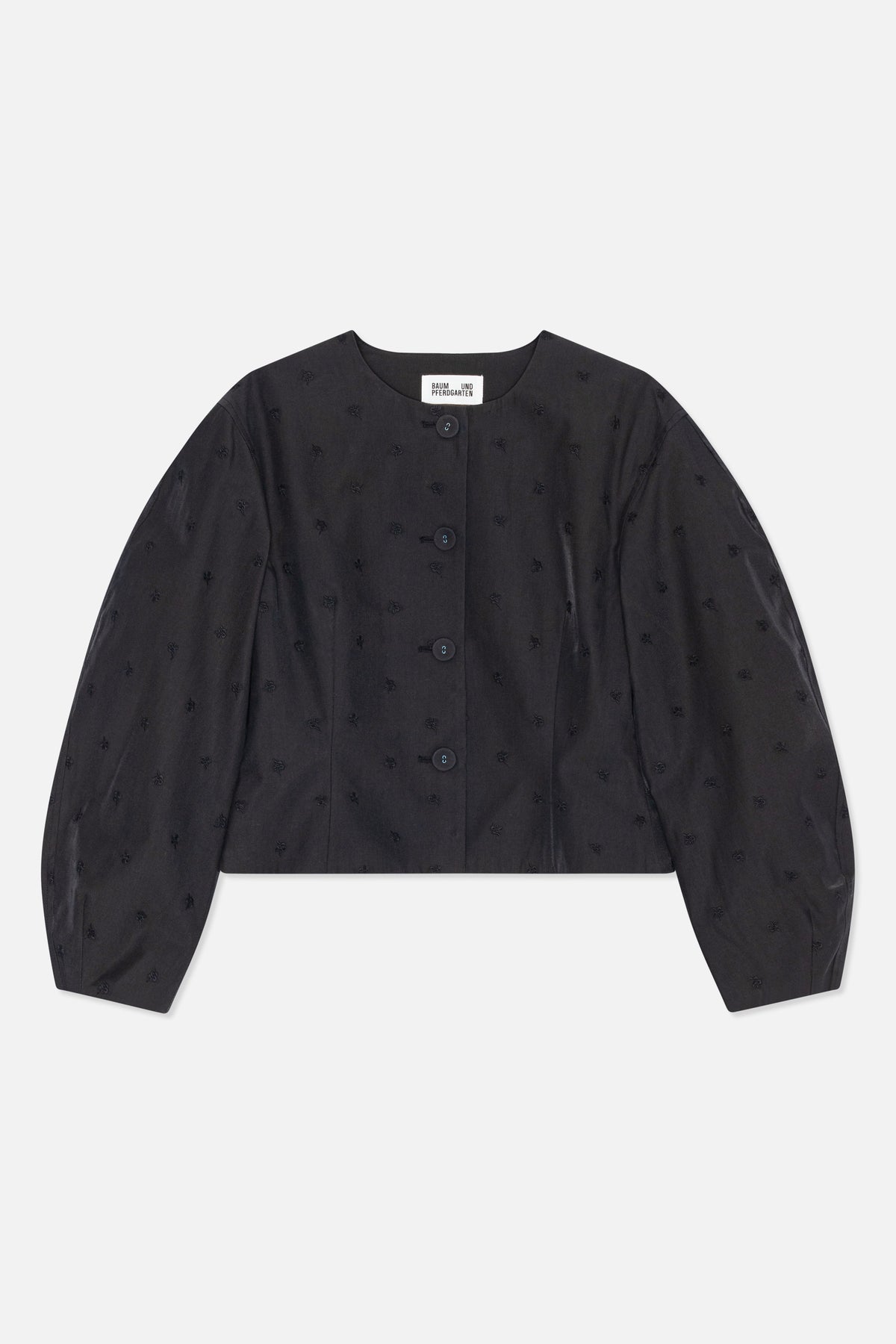 Vorderansicht einer schwarzen, kurz geschnittenen Jacke mit rundem Ausschnitt, langen voluminösen Ärmeln, Knopfleiste vorn und verstreuten tonalen Stickmotiven.