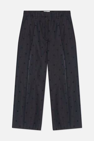 Vorder- und Rückansicht einer anthrazitfarbenen Hose mit durchgehendem Muster aus kleinen, tonalen Stickmotiven.