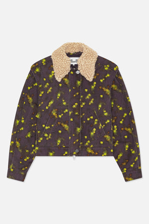 Vorderansicht einer dunkel-anthrazitfarbenen Denimjacke mit verstreutem Blumenprint in Gelbgrün und Orange, schräg angesetzten Paspeltaschen und einem massiven, cremefarbenen, strukturierten Kragen.