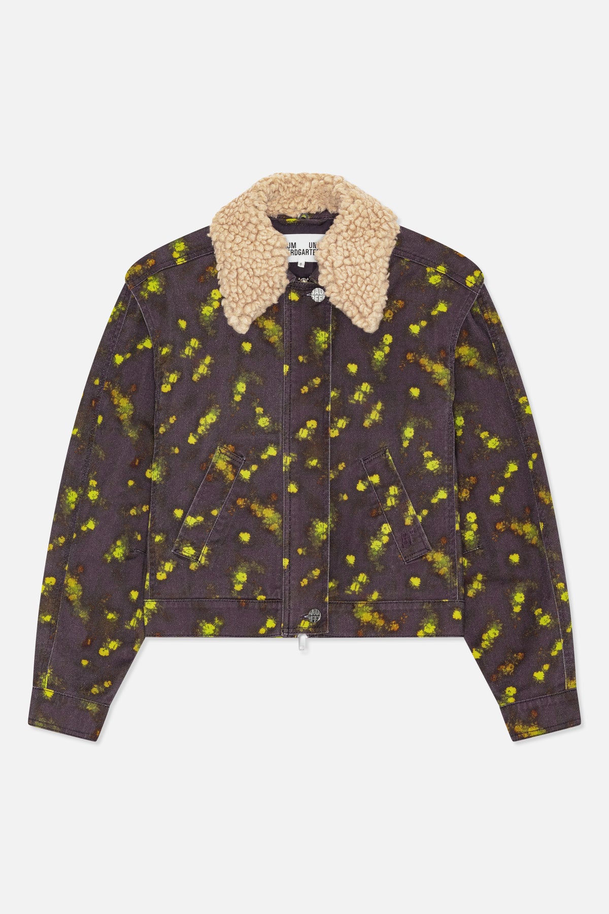 Vorderansicht einer dunkel-anthrazitfarbenen Denimjacke mit verstreutem Blumenprint in Gelbgrün und Orange, schräg angesetzten Paspeltaschen und einem massiven, cremefarbenen, strukturierten Kragen.