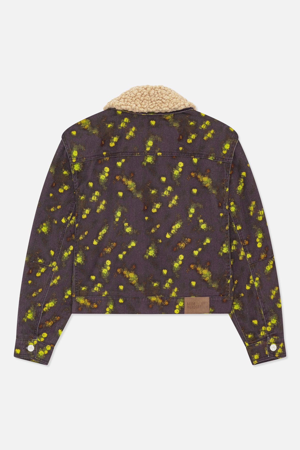 Rückansicht einer dunklen Jacke mit verstreutem gelbgrünem Blumenprint und einem dicken, cremefarbenen, strukturierten Kragen