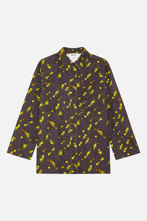 Vorderansicht eines langärmeliges Hemds mit Kragen und zwei aufgesetzten Taschen aus anthrazitfarbenem Stoff mit verstreutem, leuchtend gelb-grünem Blumenprint.