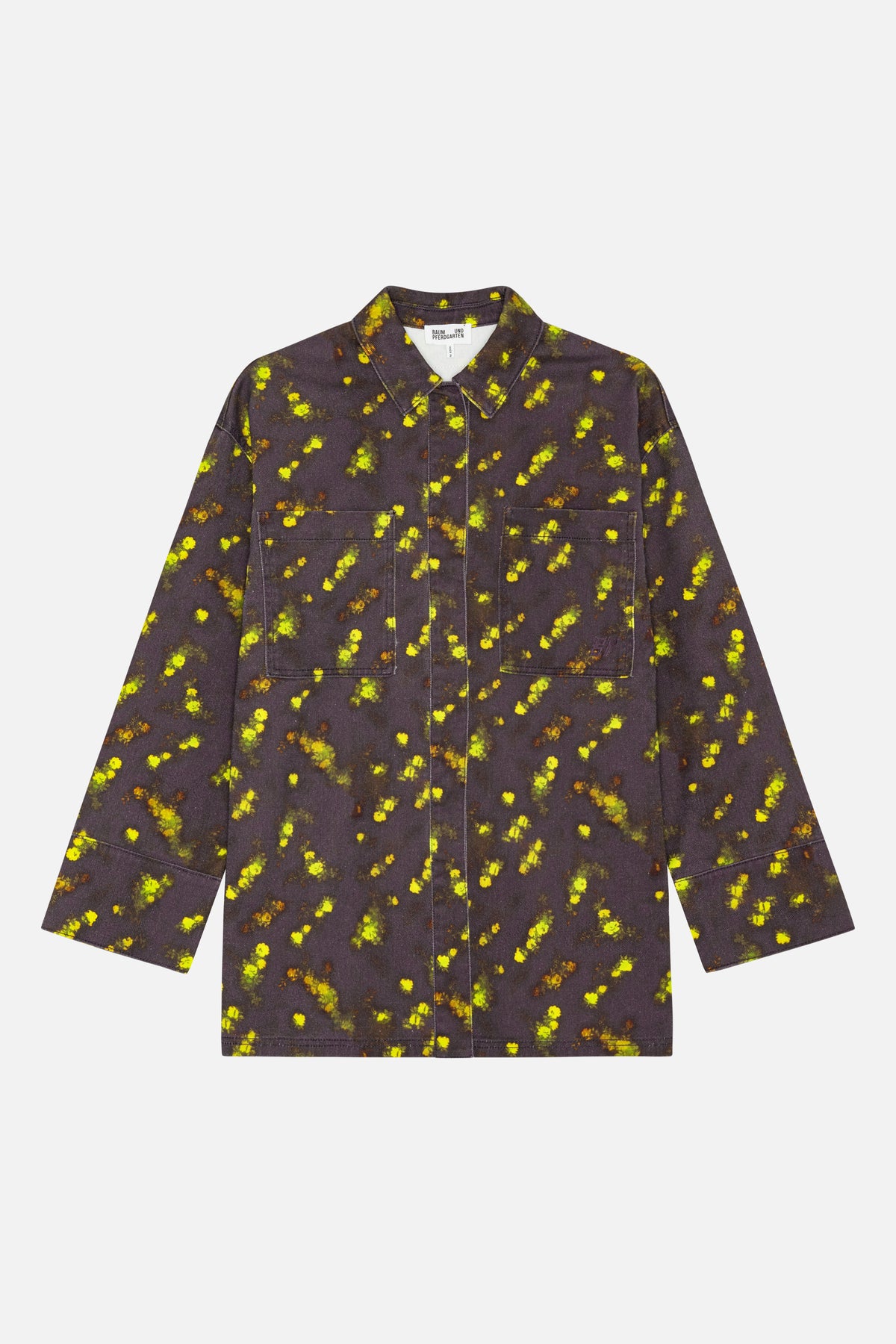 Vorderansicht eines langärmeliges Hemds mit Kragen und zwei aufgesetzten Taschen aus anthrazitfarbenem Stoff mit verstreutem, leuchtend gelb-grünem Blumenprint.