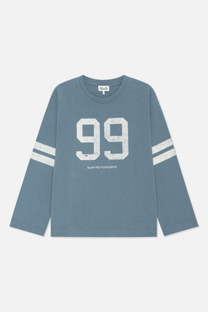 Blaugraue, langärmlige Bluse mit Rundhalsausschnitt, weißem „99“-Motiv in Used-Optik und zwei Streifen an den Ärmeln, von vorne gezeigt.