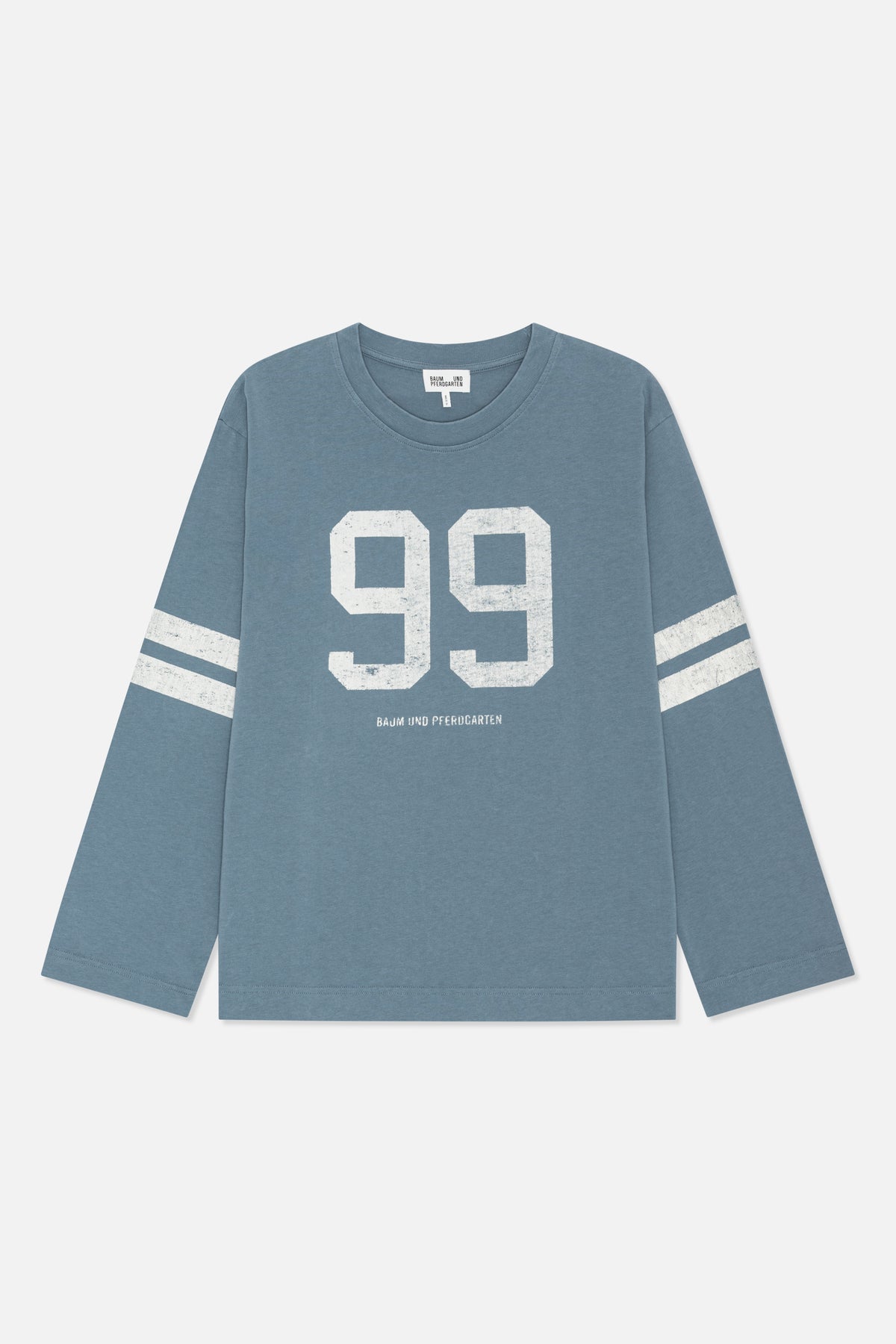 Blaugraue, langärmlige Bluse mit Rundhalsausschnitt, weißem „99“-Motiv in Used-Optik und zwei Streifen an den Ärmeln, von vorne gezeigt.