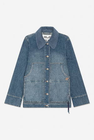 Vorderansicht einer blauen Denimjacke mit geripptem Kragen, Metallknöpfen und zwei großen kontrastierenden aufgesetzten Taschen.