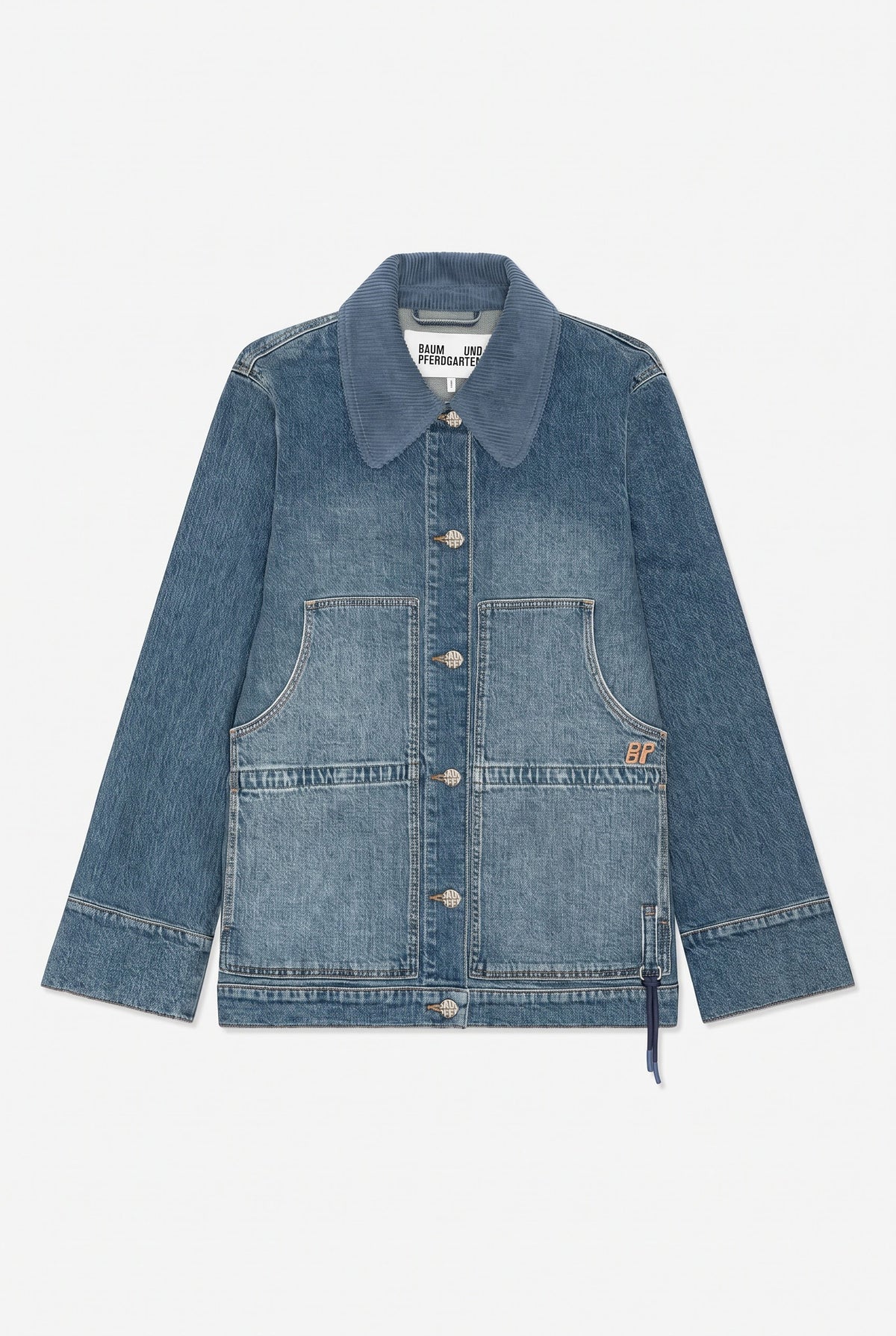 Vorderansicht einer blauen Denimjacke mit geripptem Kragen, Metallknöpfen und zwei großen kontrastierenden aufgesetzten Taschen.