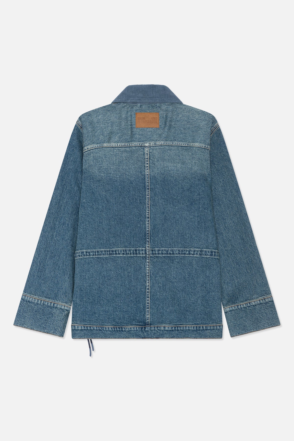 Rückansicht einer blauen Denimjacke mit kontrastierendem Rippkragen, abgesteppten Einsätzen und verstellbaren Saumkordeln.