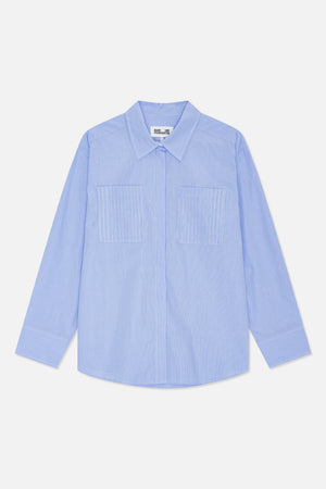 Vorderansicht einer hellblauen, fein gestreiften, langärmligen Bluse mit spitzem Kragen und zwei großen aufgesetzten Taschen.