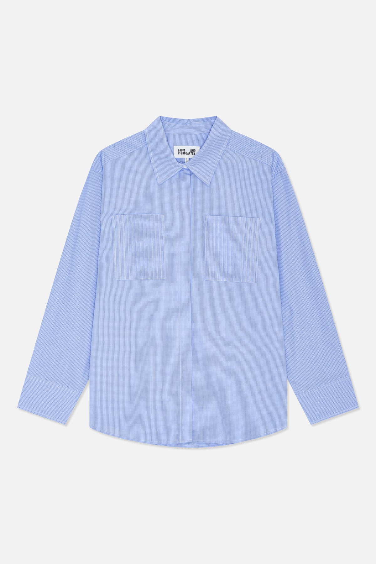 Vorderansicht einer hellblauen, fein gestreiften, langärmligen Bluse mit spitzem Kragen und zwei großen aufgesetzten Taschen.