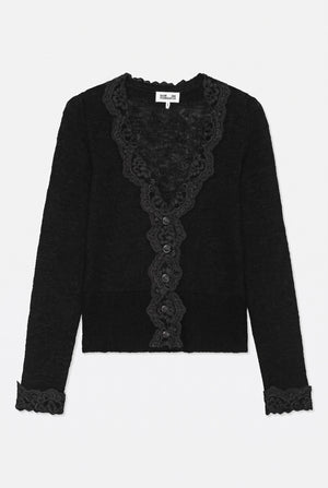 Vorderansicht einer schwarzen, langärmeligen Strickjacke mit dekorativem Blumenbesatz am Halsausschnitt, an der Knopfleiste und an den Bündchen.
