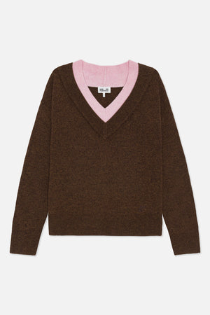 Vorderansicht eines braunen Strickpullovers mit pinkem Kontrastbesatz am V-Ausschnitt sowie gerippten Bündchen und Saum.