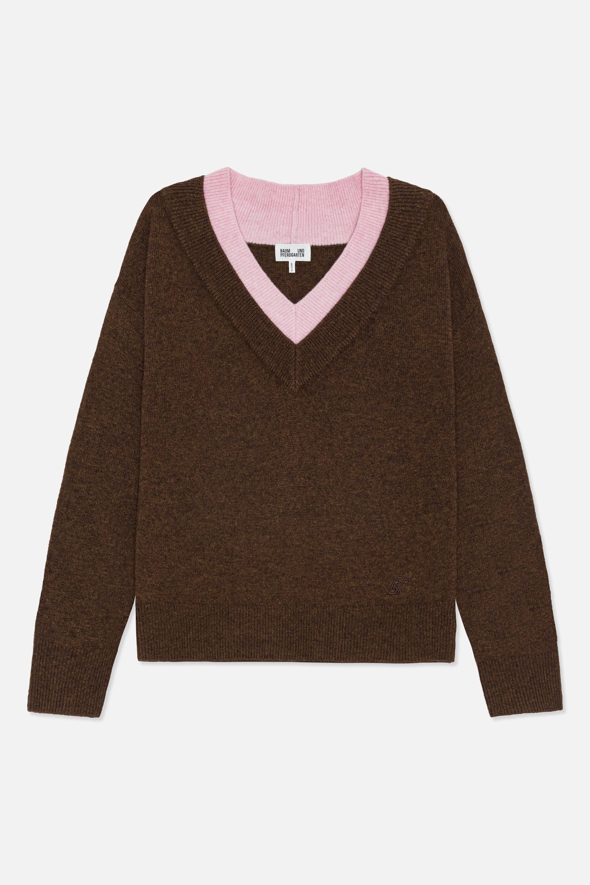 Vorderansicht eines braunen Strickpullovers mit pinkem Kontrastbesatz am V-Ausschnitt sowie gerippten Bündchen und Saum.