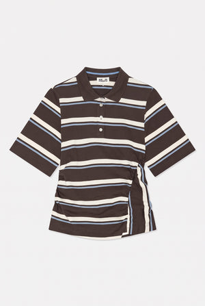 Vorderansicht eines dunkelbraunen kurzärmeligen Poloshirts mit cremefarbenen und hellblauen horizontalen Streifen und Knopfleiste.