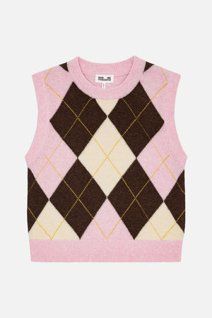 Vorderansicht einer ärmellosen Strickweste mit Rautenmuster in Rosa, Braun und Creme, feinen gelben Akzenten und gerippten Abschlüssen.