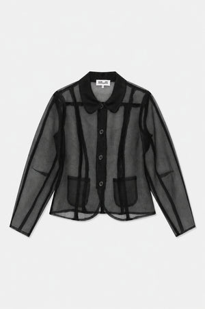 Vorderansicht einer transparenten schwarzen langärmeligen Jacke mit rundem Kragen, Knopfleiste, kontrastierenden Teilungsnähten und zwei aufgesetzten Taschen.
