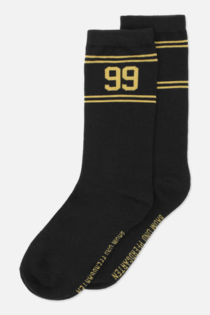 Paar schwarze Crew-Socken mit gelben Streifen und großer „99“ am Bündchen, schräg präsentiert.