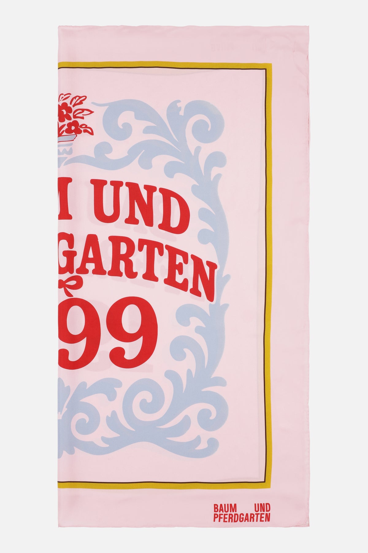Rechteckiger pinker Schal mit großen roten Schriftzügen, blassblauen Ornamentranken, gelb-braunem Rand und einem Baum und Pferdgarten-Logo.