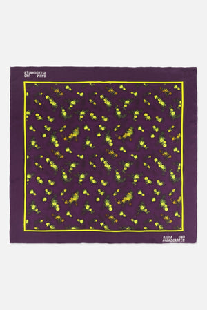 Quadratisches Tuch in violett mit verstreutem gelbem Blumenmuster, leuchtend gelbem Rand und Baum und Pferdgarten-Schriftzug.
