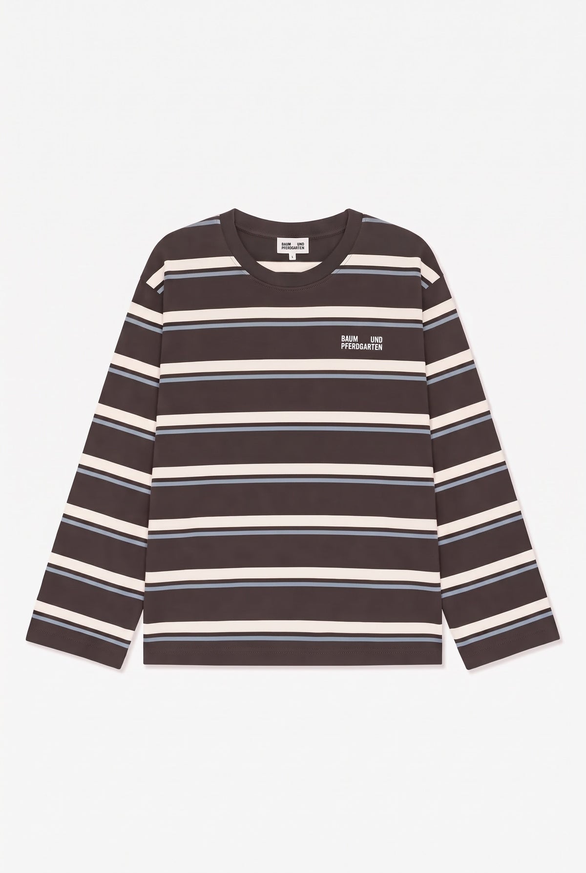 Vorderansicht eines dunkelbraunen Langarmshirts mit Rundhalsausschnitt, breiten cremefarbenen und schmalen blauen Querstreifen und Logo auf der Brust.